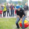 Luftballonstechen auf einem Hüpfball: Knifflige und heitere Spiele wie dieses mussten die Teilnehmer der „Tour de Zegos“ absolvieren (Bild links). Pfarrer Karl Heinz Reitberger (links) ehrte die Sieger der „Tour de Zegos“. Erstmals nahm heuer auch der Seelsorger selbst an der Radtour durch seine Pfarreiengemeinschaft teil. 