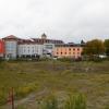 Seit Jahren liegt das Grundstück zwischen Donauwörther Straße (unten) und Schulstraße (oben) in Gersthofen brach, ist mittlerweile von Wildpflanzen bewachsen. Im Stadtrat heute Abend entscheidet sich, ob die Stadt das 7000 Quadratmeter Areal selbst erwirbt und damit entscheiden kann, was künftig dort geschieht. 