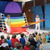 Regenbogenfarben im „Regenbogen“-Kindergarten Lauterbach. Das Theater „Eukitea“ gastierte dort. 	