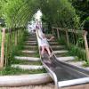 Durch einen Tunnel aus Weidenruten können Kinder auf dem neuen Spielplatz in Oberschönenfeld rutschen.
