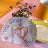 "Alles Liebe zum Muttertag": Ein Strauß Blumen auf einem gedeckten Frühstückstisch.