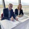 Penzings Bürgermeister Peter Hammer und Landsbergs Oberbürgermeisterin Doris Baumgartl unterzeichneten die Vereinbarung für die Gründung des Zweckverbands Innovationscampus Penzing-Landsberg.