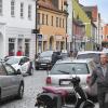 „Freitagvormittag in Friedberg: Autos drängen sich durch die Stadt, Radfahrer mogeln sich vorbei. Und die Fußgänger wollen auch noch durch. 	