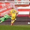 Thore Jacobsen (M) vom SV Elversberg trifft per Strafstoß gegen Wiesbaden.