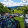 Autos auch in den Wiesen, so wie hier am Wander-Parkplatz Gaisalpe bei Oberstdorf: Damit das Allgäu an schönen Tagen nicht von Tagesausflüglern überrollt wird, braucht es eine Besucherlenkung, sagen Touristik-Fachleute.