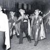Kehraus 1954: Mitglieder der Landsberger Faschingsgesellschaft Licaria beerdigen „Prinz Karneval“, der auf einer Bahre getragen wird (rechts). Zum Abschluss wurde eine brennende Strohpuppe in den Lech geworfen. 
