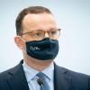 Jens Spahn (CDU), Bundesminister für Gesundheit, kommt zur Pressekonferenz in seinem Ministerium. .