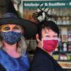 Halloween auf dem Stadtmarkt: Elena Fodor (links) und Doris Wiedemann, tragen die Coronaregeln mit und hoffen dadurch auf niedrige Infektionszahlen.