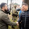Der ukrainische Präsident Wolodymyr Selenskyj begrüßt Vizekanzler Robert Habeck vor einer Begegnung mit Zeugen mutmaßlicher Kriegsverbrechen nordöstlich von Kiew.