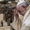 In sich versunken: Papst Franziskus zelebriert die Messe in der Krypta der Basilika St. Franziskus. Nach gut fünf Jahren Pause gibt es eine neue Enzyklika des Pontifex.
