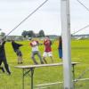 Begonnen wurde am Dienstag mit dem Aufbau des großen Zeltes, in dem das Pfingstfest der Fuchstaler Fußballer stattfinden wird.  
