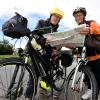 Sie sind mit dem Radl da. Peter und Brigitte Hofmann aus Aalen erkunden den Landkreis Augsburg, der interessante Radwege zu bieten hat. Zwischen Achsheim und Gablingen werfen sie einen Blick auf die Karte.