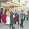 Von der Pfarrkirche Mariä Himmelfahrt aus trug Pfarrer Schönberger die Monstranz mit der Hostie durch die Straßen des Aichacher Stadtteils Klingen.  