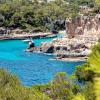 Der Süden Mallorcas und die Region Santanyí sind besonders naturbelassen und locken damit Touristen an. So auch die Küste im Südwesten des Ortes Cala Santanyí.
