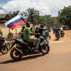 Ein Anhänger von Hauptmann Traore schwenkt eine russische Fahne auf einem Motorrad.
