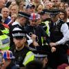 Ein Demonstrant wird am Krönungstag von König Charles in London festgenommen.