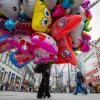 Ballonverkäufer in der Hannoveraner Innenstadt: Niedersachsens Grünen-Chefin Kura hat klargestellt, dass sie kein grundsätzliches Verbot von Luftballons verlangt.