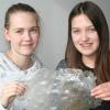 Sarah Felber (links) und ihre Klassenkameradin Luisa arbeiten an einer biologisch abbaubaren Frischhaltefolie.  	