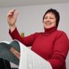 Auf ihre Handzeichen achten die Frauen und Männer des Lützelburger Familienchors: Chorleiterin Monika Klein hat seit 20 Jahren ihr Ensemble auch ohne Taktstock unter Kontrolle. Heute Abend gibt’s ein Jubiläumskonzert in St. Georg.
