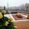Der Sarg des verstorbenen emeritierten Papstes Benedikt XVI. ist auf dem Petersplatz für eine öffentliche Trauermesse im Vatikan aufgestellt.