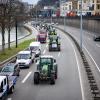 Auch im tiefsten Westen der Republik halten Traktoren den Verkehr auf. Hier in Saarbrücken versperren Traktoren die Stadtautobahn.