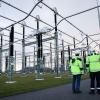 Zwei Mitarbeiter im Tennet-Umspannwerk Klixbüll/Süd. Der niederländische Netzbetreiber erwägt den Verkauf seines deutschen Stromnetzes an den Staat.