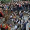 Beim Fischertag in Memmingen versuchen jedes Jahr im Juli hunderte Männer im Stadtbach, um die größte Forelle zu fangen.