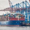 Chinas Außenhandel scheint sich zu stabilisieren. Im Bild ein chinesisches Containerschiff im Hamburger Hafen. 