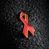 Die eine rote Schleife - ein weltweit anerkanntes Symbol für die Solidarität mit HIV-Infizierten.