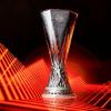 Der Pokal des Wettbewerbs vor der Auslosung der Gruppenphase der UEFA Europa League 2023/24 in Monaco.