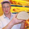 Prämiertes Brot in Handwerker-Händen der alten Schule: Meinrad Stetter ist Träger des Staatsehrenpreises für das bayerische Bäckerhandwerk.  