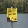 Am Südufer des Friedberger Sees weist ein Schild auf die Gefahr des plötzlich abfallenden Uferbereichs hin. An dem Gewässer passieren so viele Unfälle wie an keinem anderen im Landkreis.