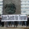 "Kein Zutritt für Terror": Rechte Demonstranten vor dem Karl-Marx-Monument.
