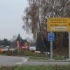 Das Schildermeer am Kreisverkehr in Scheppach wächst täglich, ein Ärgernis für manchen Marktgemeinderat. 

