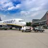 Eine Ryanair-Maschine am Flughafen Memmingen: Der Billigflieger stationiert einen dritten Flieger am Allgäu Airport.