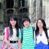 Fast 80 000 Gäste aus dem Ausland besuchen jedes Jahr Ulm und Neu-Ulm. Drei von ihnen sind (von links) Hui Jiang, Lingyun Deng und Ying Li aus dem Umland von Shanghai (China). Fotos: Klaus