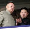 Kim Jong Un (r.) mit seinem Vater Kim Jong Il. Der Sohn übernahm nach dem Tod seines Vaters die Führung des stalinistischen Steinzeitregimes von Nordkorea. Doch so langsam schält sich ein eigenes Profil beim Nachfolger heraus...