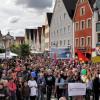 Bis zu 500 Menschen demonstrieren auf dem "bunten Fest" in Ellwangen für Menschenrechte und einen Fortbestand der Landeserstaufnahmeeinrichtung Lea.