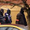 Polizei-Einsatzkräfte einer Eliteeinheit vor dem umstellten Haus in Toulouse.