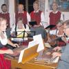 Die Unterrother Sänger (mit Hermann Dreier) in Begleitung ihrer traditionellen Saitenmusik (mit Cornelia Mayer) halten schwäbische Lieder lebendig. 