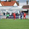 Und wieder zappelt der Ball im Dirlewanger Netz: Innerhalb von fünf Minuten zu Beginn der zweiten Halbzeit stellte der FC 98 Auerbach/Stetten (rote Trikots) die Weichen im Derby in Dirlewang auf Sieg. Foto: Robert Prestele