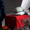 Bei der Trauerfeier für den getöteten Feuerwehrmann Roland S. wurde sein Helm zur Erinnerung in Neusäß aufgestellt. 