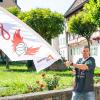 Coach Ajtony Imreh mit Angels-Fahne in der Nördlinger Altstadt. Der Ungar gibt auch in seinem zweiten Jahr als Angels-Coach die Richtung vor und nimmt die Herausforderungen des Spielplans an. 	