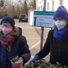 Dagmar Carsten (links) und Angela von Heyden überreichten den Mitarbeitern des Dillinger Testzentrums am Weltfrauentag Blumen.  	