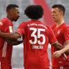 Wenn sich die Bayern-Spieler auf dem Feld unterhalten (hier: Jerome Boateng, Joshua Zirkzee und Ivan Perisic) wird auf ausschweifende taktische Diskussionen verzichtet.