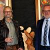 Joachim Herzer (l.) und Laudator Heinrich Lindenmayr eröffneten die Ausstellung mit Bildern des Ulmer Künstlers Richard Aich und Herzers Skulpturen.