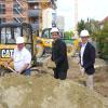 Michael Plapperer (Geschäftsführer der Plapperer Projekt GmbH), Landrat Peter von der Grün und Andreas Pippig von der BayWa (von links) beim symbolischen Spatenstich für die Außenstelle des Landratsamts in Schrobenhausen. Dahinter sieht man die Gebäude des zweiten Bauabschnitts des Multiparks.