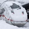 Ein ICE der Deutschen Bahn steht auf einem verschneiten Gleis am Hauptbahnhof in München.