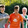 Aufmunternden Zuspruch gab es für den 18-jährigen Ersatzkeeper Dennis Ortner (in orange) durch den zuvor vom Platz gestellten Dominik Dewein (links) sowie Philipp Schmid und Noah Eberhardt (rechts). In der Nachspielzeit hatte er Geretsrieds Mendema angeschossen und damit das 1:1 verschuldet.