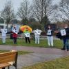 Beschäftigte der Kreisklinik in Günzburg haben sich an einem Protest für bessere Arbeitsbedingungen beteiligt.  	